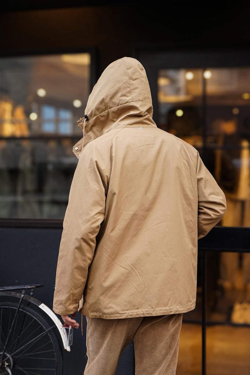 (身長180cm 体重70kg / 着用サイズ L)